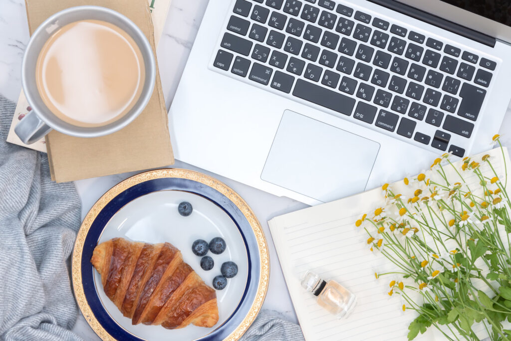 在宅ワークパソコン食事