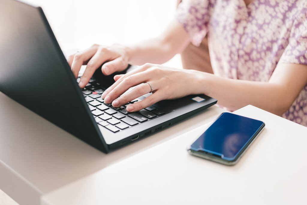 在宅ワークする女性の手元