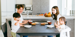家族で朝食食べる様子